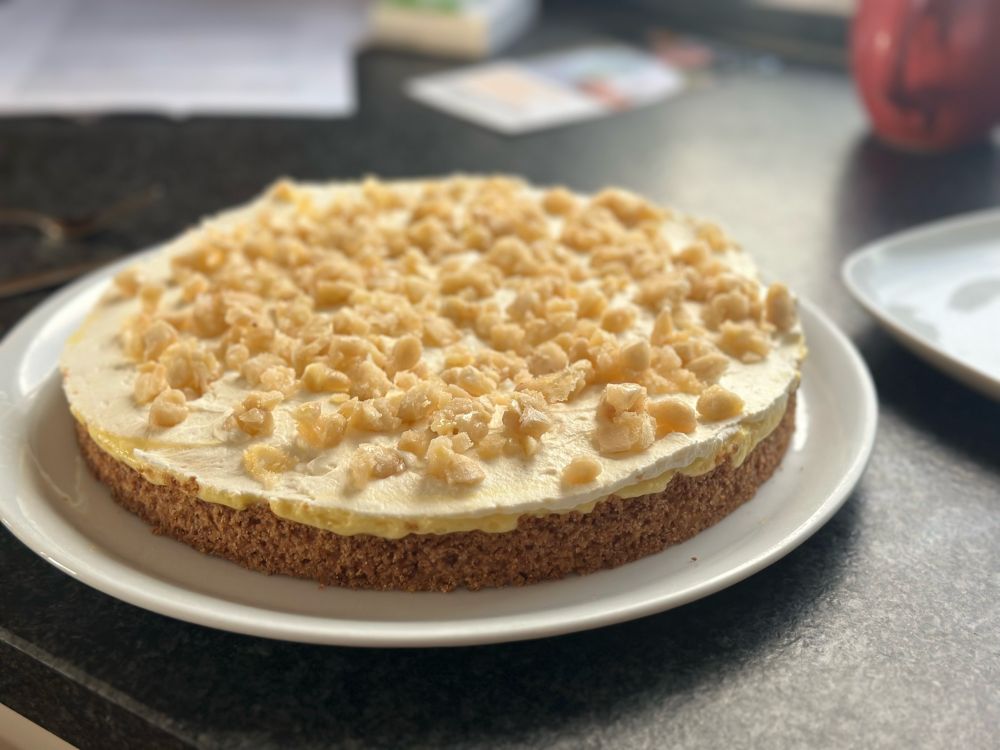 Foto einer ganzen Orangentarte