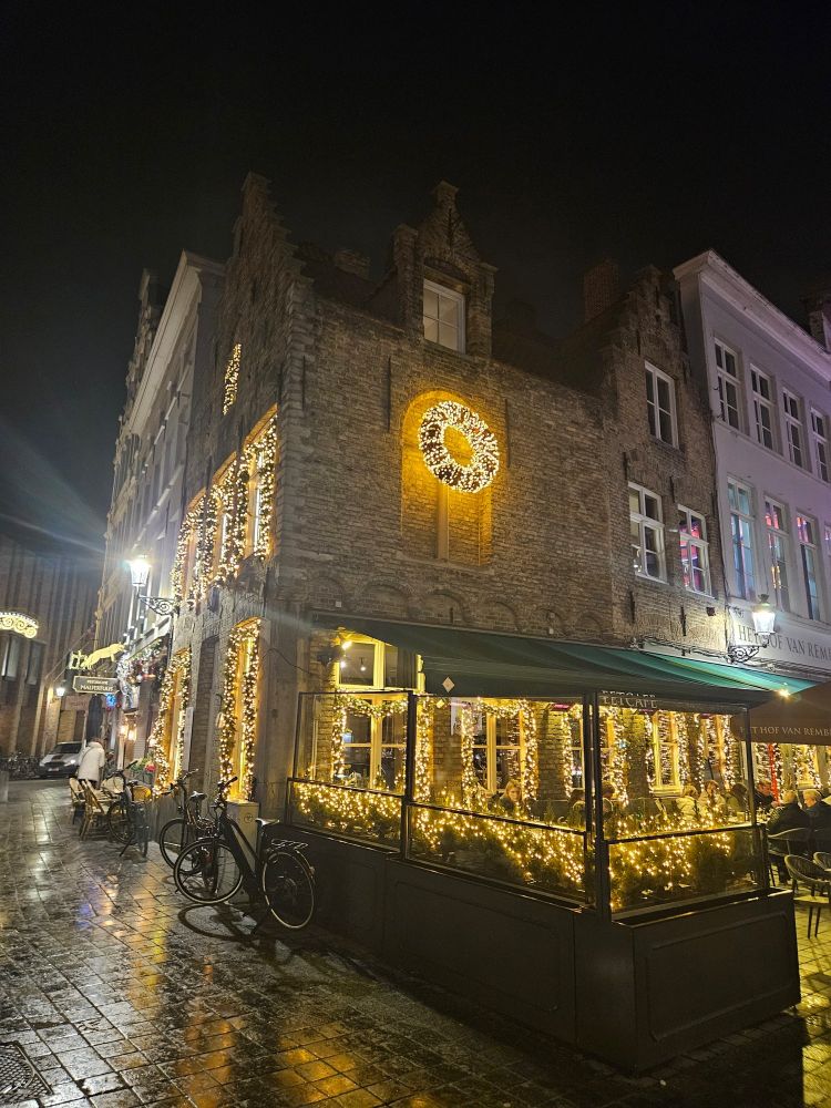 Gebäude mit Weihnachslichterketten