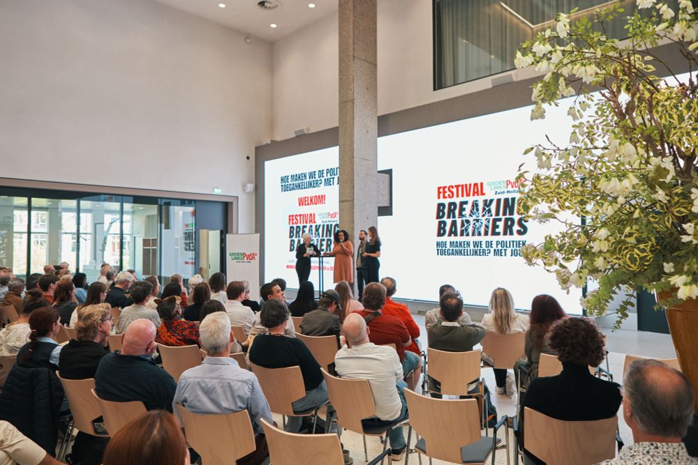 Foto van het publiek die luistert naar de sprekers