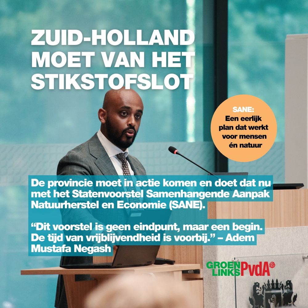 Foto van Adem Mustafa Negash die spreekt in de Statenzaal tijdens de Provinciale Staten vergadering