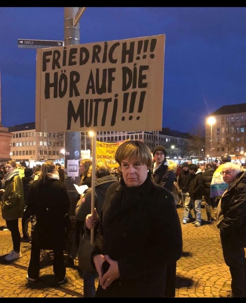 Demoschild mit der Aufschrift "Friedrich! Hör auf die Mutti"