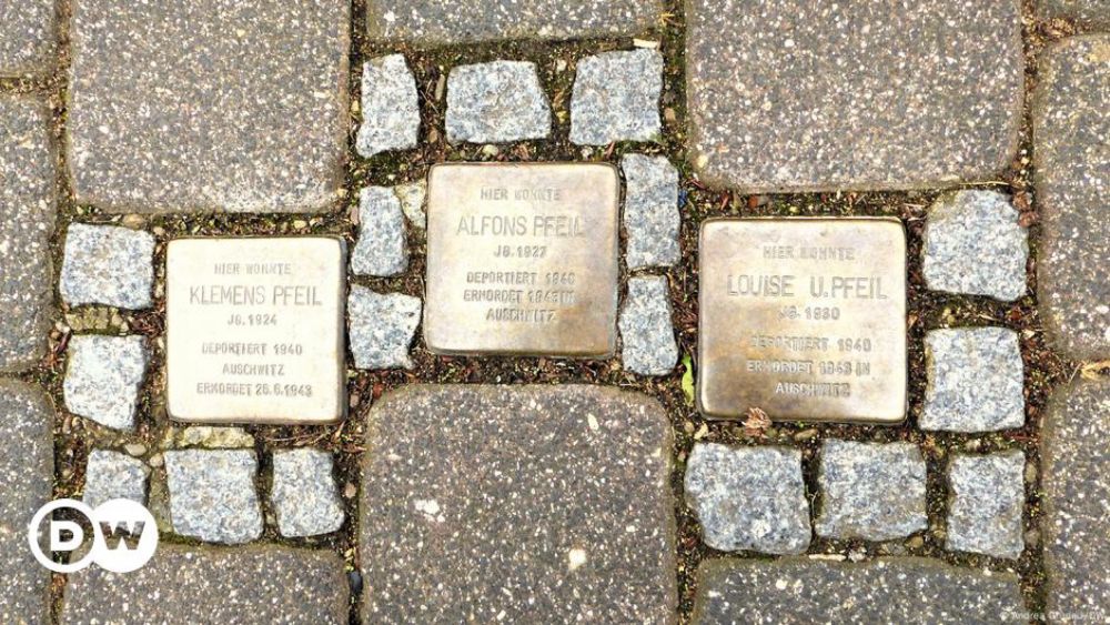 Holocaust victims memorial stones stolen in German town – DW – 10/09/2024