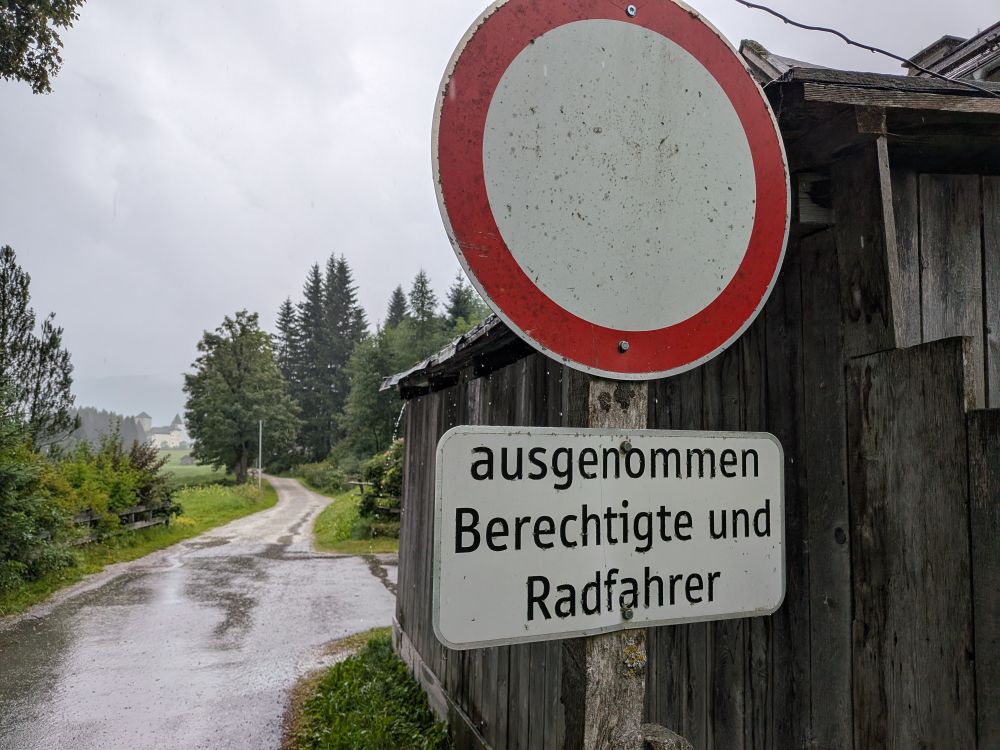 Verkehrsschild mit Aufschrift "ausgenommen Berechtigte und Radfahrer"