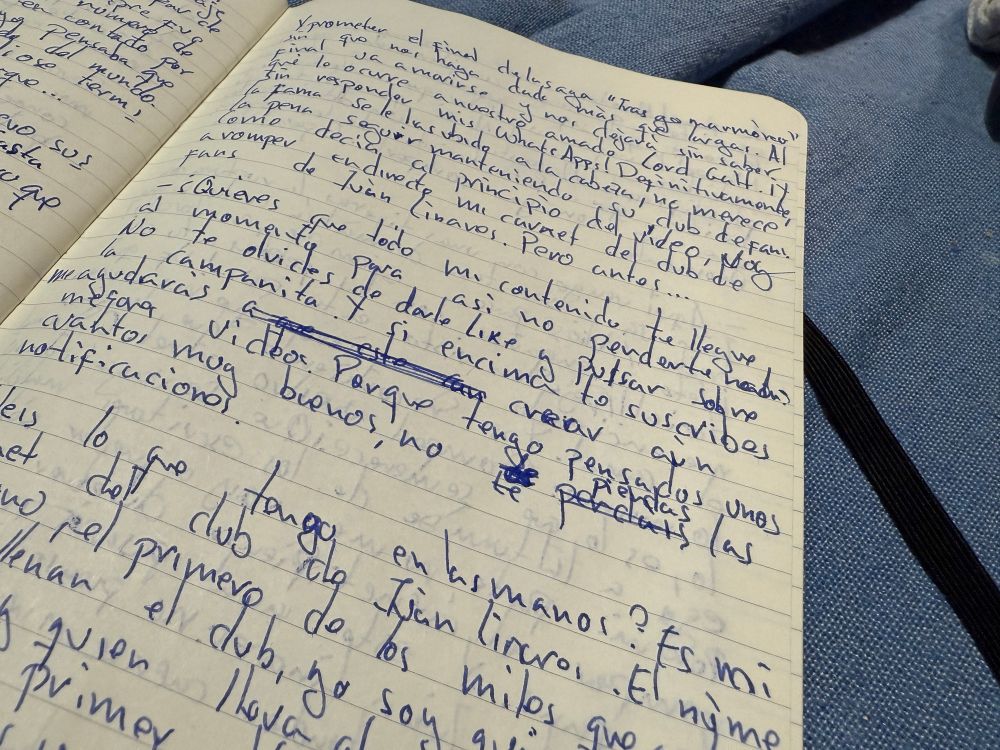 Texto escrito a mano en una libreta