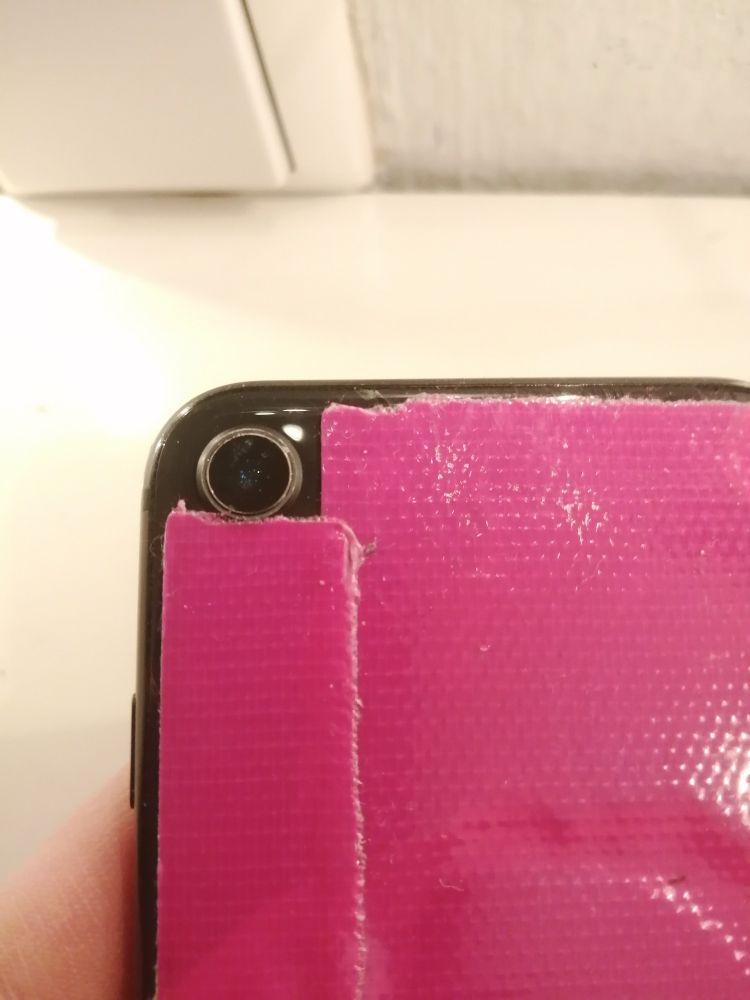 Kaputtes, geklebtes Telefon mit pinkem Gaffatape :D