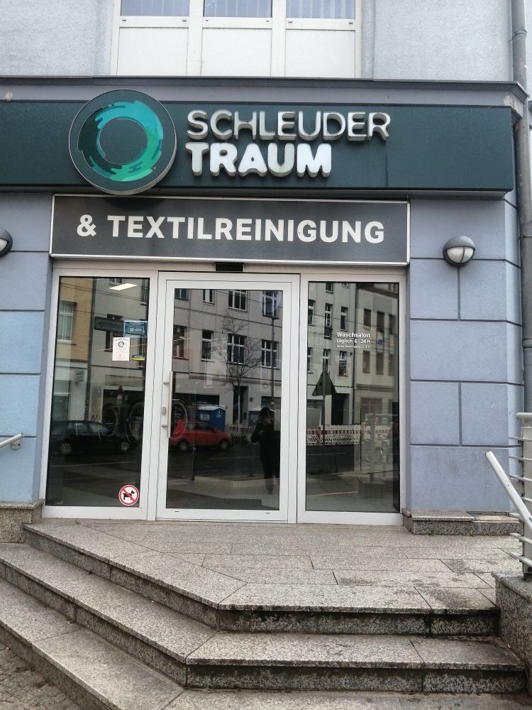 Eingang des Waschsalons "Schleudertraum"