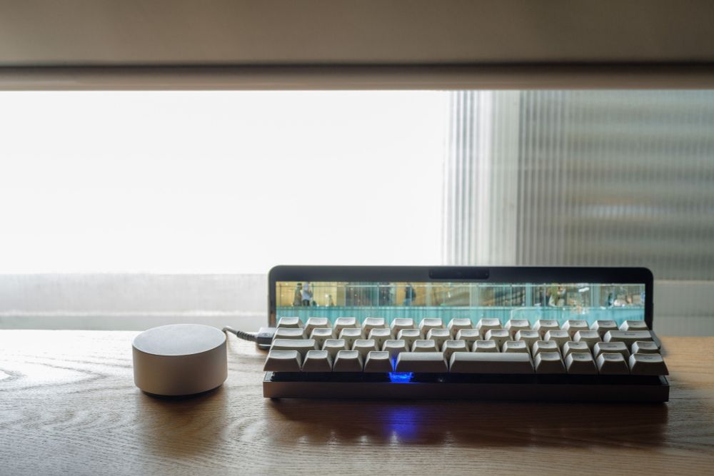 机に埋まるSurface