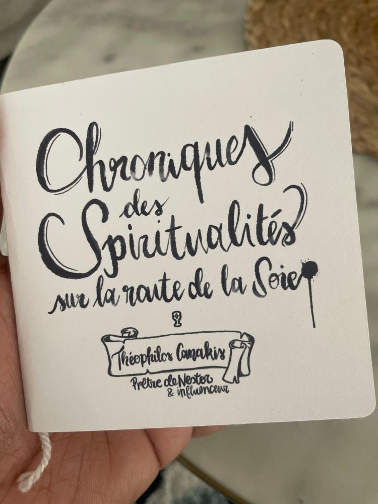 Couverture du journal de Theophilos Kanakis, prêtre nestorien intitulé "Chroniques des Spiritualités Sur la Route de la Soie", créé dans Game of Roles et mis en page IRL par Anna June Barker