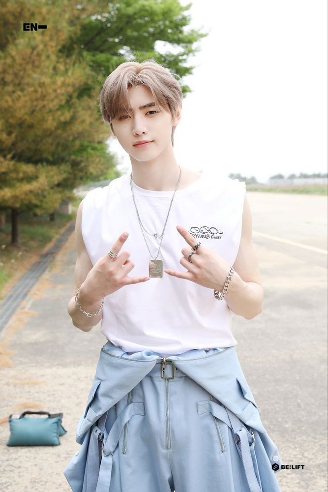 sunghoon pass the mic