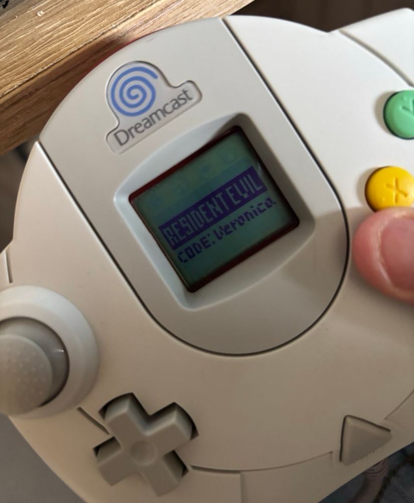 Ma manette de Dreamcast avec la VMU qui affiche le nom du jeu auquel je joue actuellement.