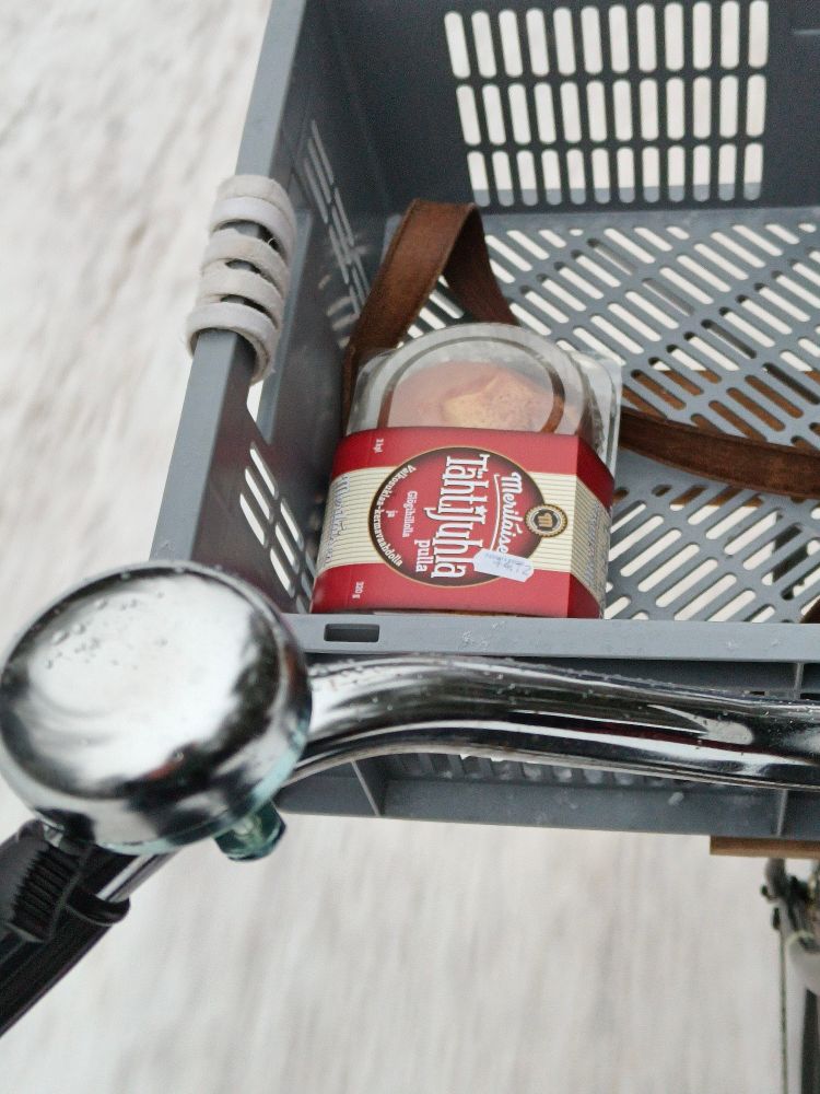 Pyörän tavakorissa rasia jossa 2kpl Meriläisen leipomon Tähtijuhlapullia.