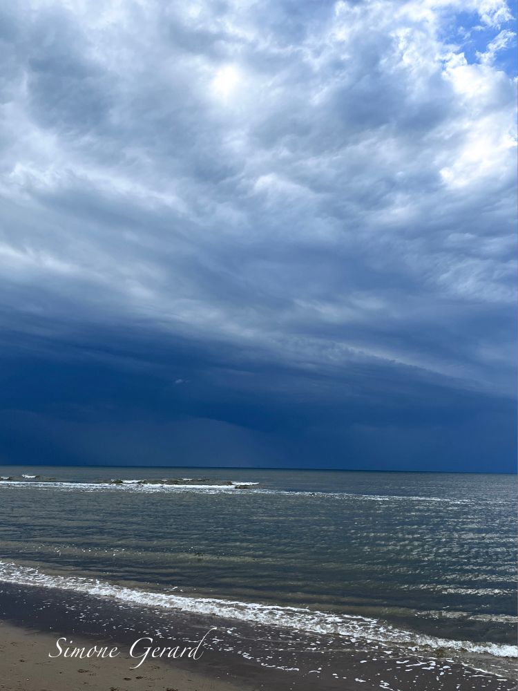 Donkere luchten boven zee. Staand beeld. 