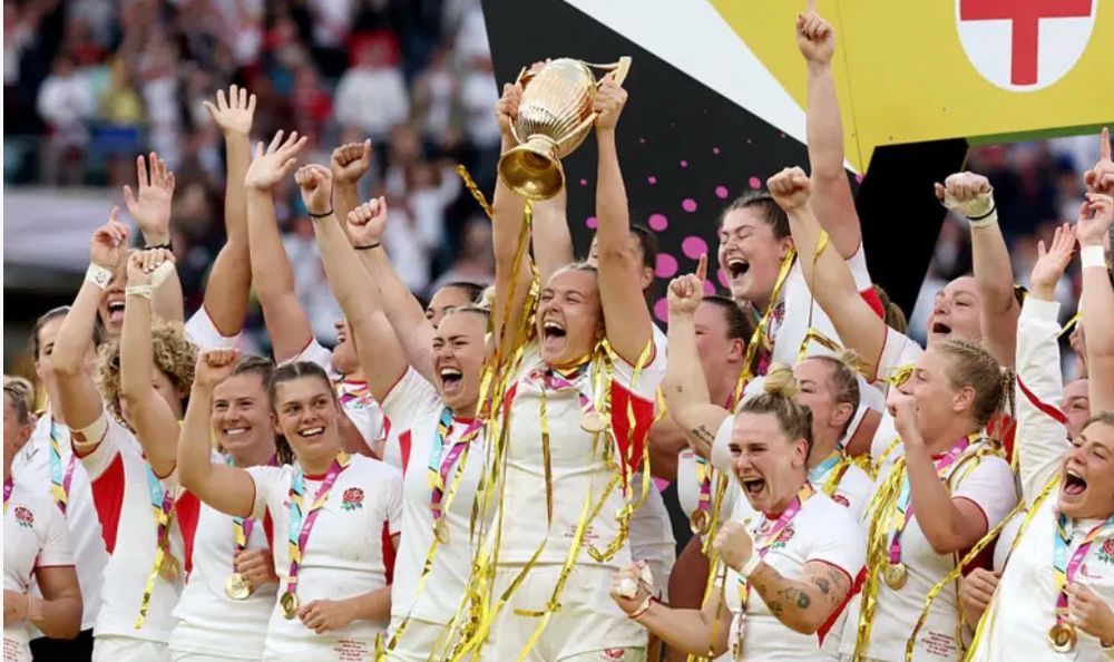 The Red Roses rugby team lifting the World Cup. Utter joy. 