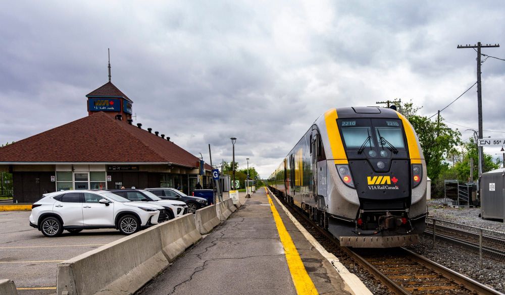 Via Rail looks for consultants despite federal push to curb outsourcing