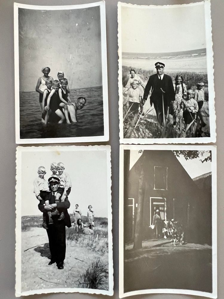 Mijn opa Ariën, geboren op Terschelling, later vertrokken naar Vlieland, trouwde oma Ynske uit Oostmahorn. Ze gingen kort wonen in Den Helder daarna in Rotterdam.
Te zien zijn 4 foto’s waarop het hele gezin staat dat op vakantie is (of korter op bezoek) bij de familie op Vlieland. Het meest opvallend is de drieling, opgetild door mijn opa.