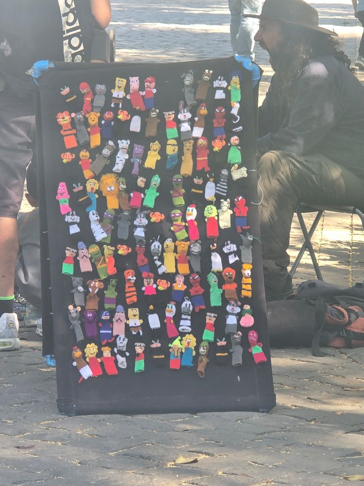 vendinha de fantoches de dedo artesanais no parque da Quinta Normal em Santiago, Chile