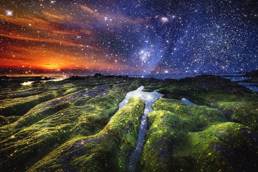 Es una ilustración de Jacky Gerritsen que muestra un suelo verde escarpado, con su río que refleja el cielo estrellado que aparece a la derecha de la ilustración. El cielo de la izquierda refleja un atardecer anaranjado.