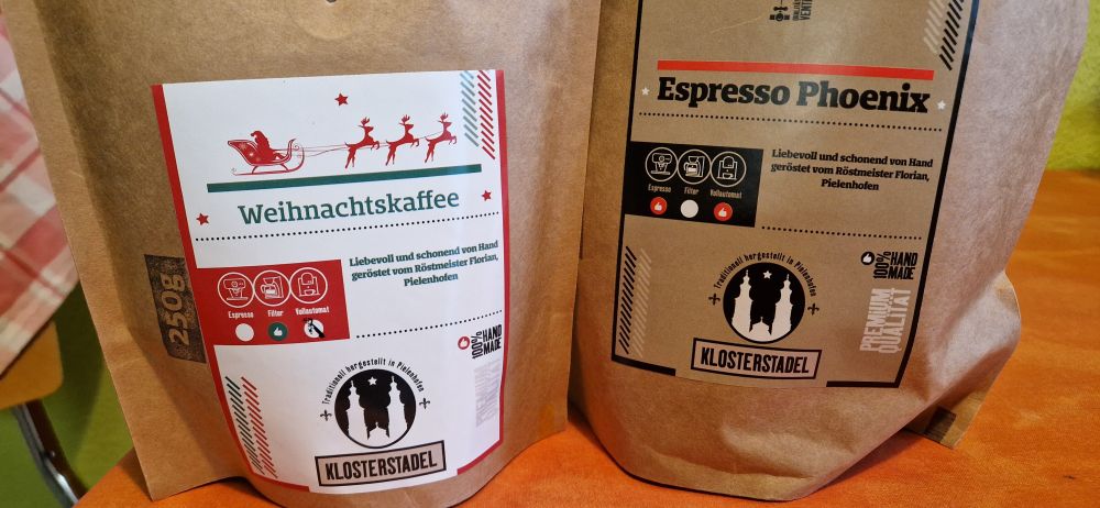 Zwei Packungen Kaffee. Der bestellte Espresso sowie eine Gratisprobe eines Weihnachtskaffees.