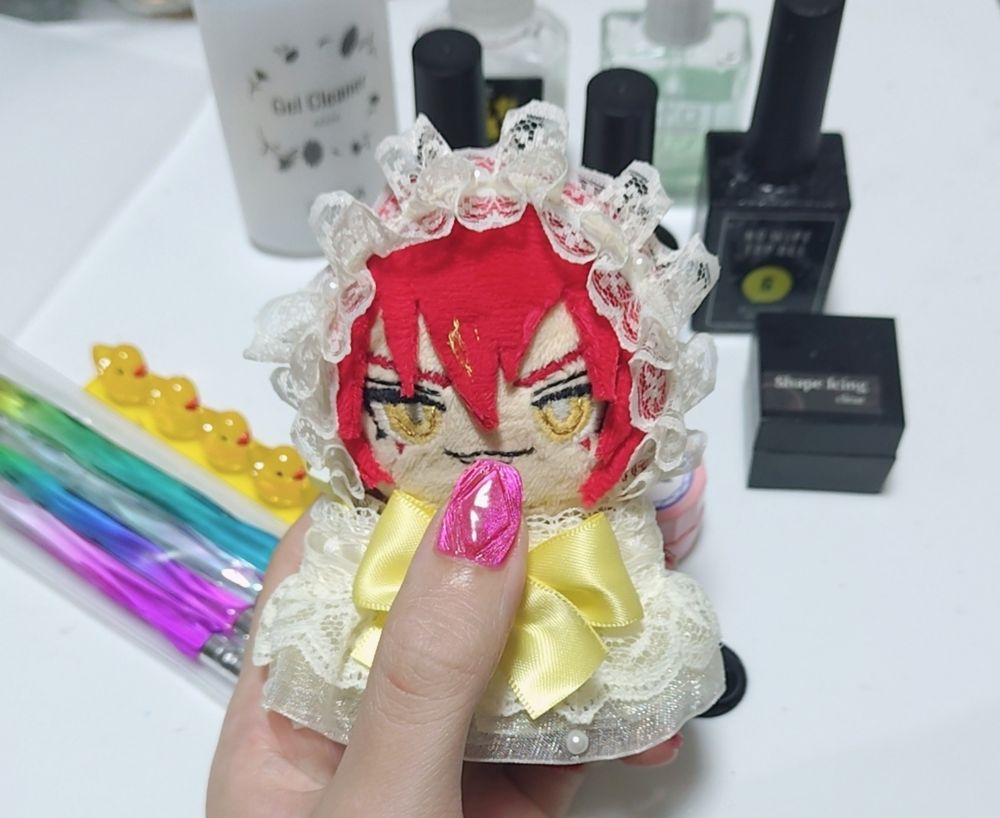 セルフジェルネイルをした左手の、親指をアップにした写真。