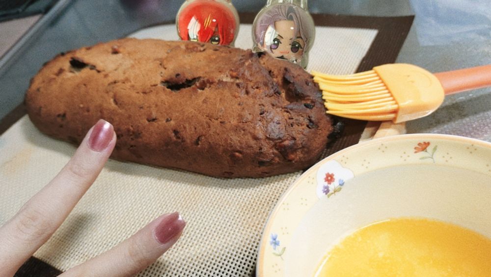 シュトーレン作りの写真。
左から、作り手のピース、焼きたてのシュトーレン、溶かしたバター。
隙間にアヨぬいが合成されている。