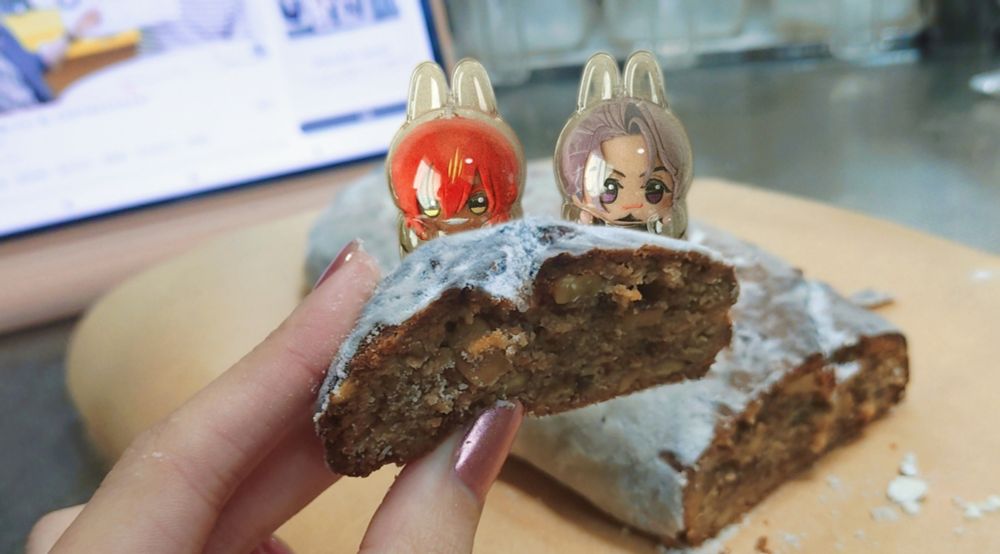 シュトーレンの写真。
作りたてのシュトーレンの端が切られ、切れ端がアップになっている。
シュトーレンの近くに、アヨぬいが合成されている。