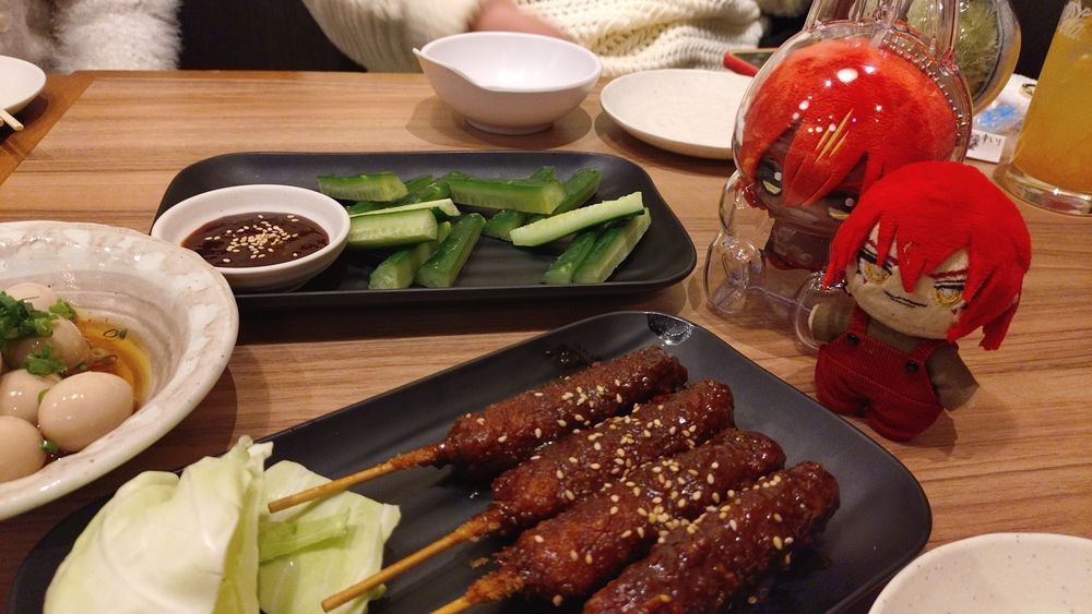 食事の写真。
左から、うずら醤油漬け、きゅうり、味噌串かつ、アシュぬい2体。