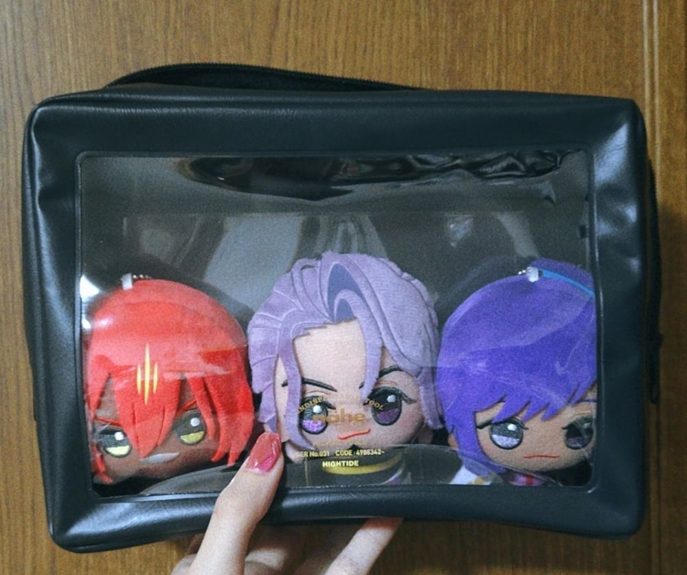 ポーチにちびぐるみのアシュ、ヨダナ、シャラが横並びで入っている写真。