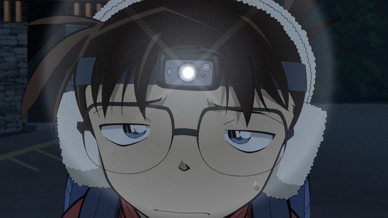 Conan, prêt pour une randonnée dans les monts de Yakushima (lampe frontale, la tenue attendue pour cette activité sportive), plutôt désespéré et blasé face au challenge qui l'attend.