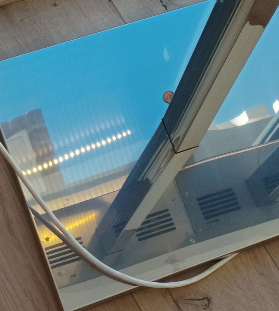 Parte de un escaparate con una moneda de 5 céntimos de euro.