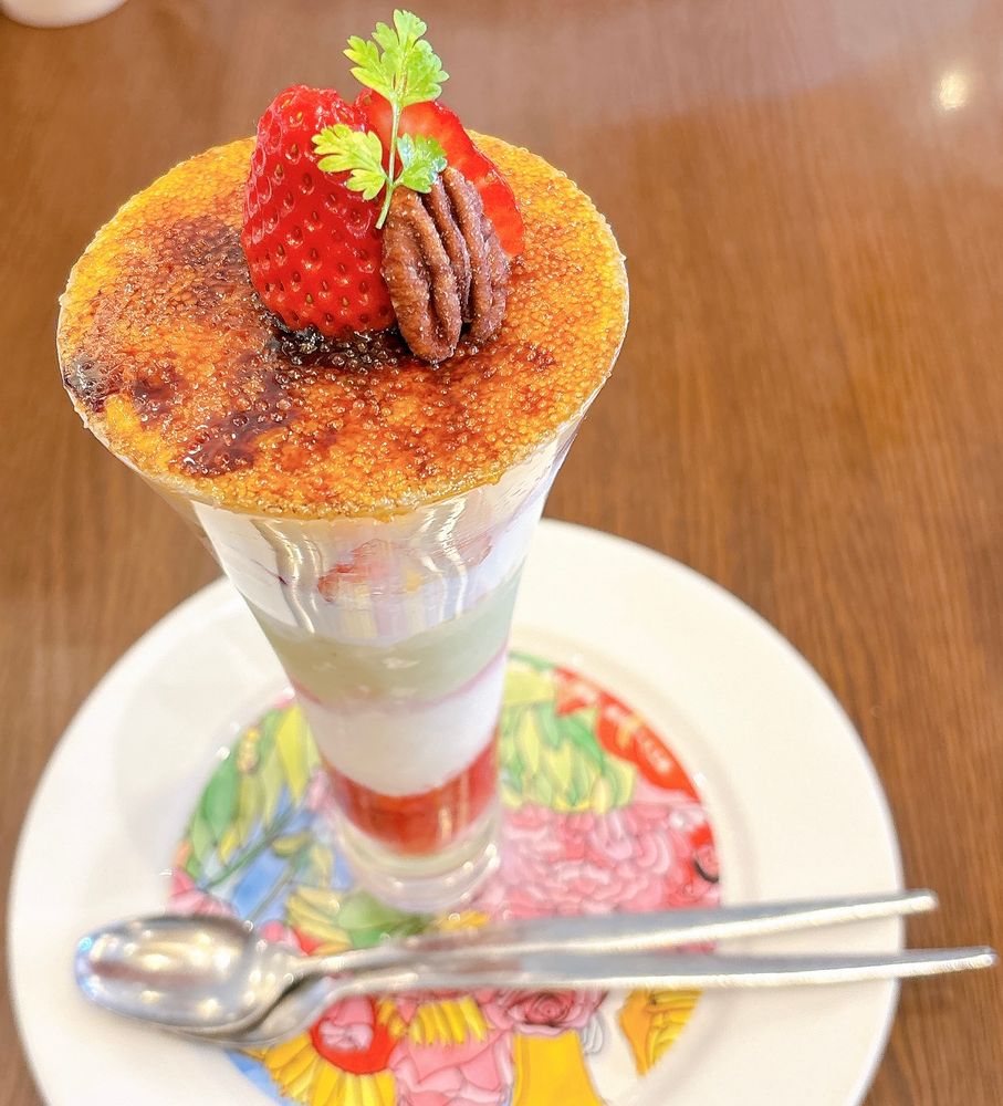 いちごとピスタチオのブリュレパフェ
