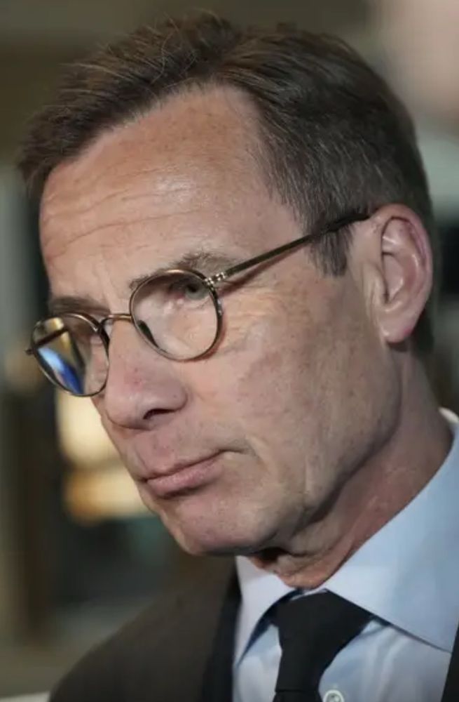 Kristersson ser allvarlig ut. 