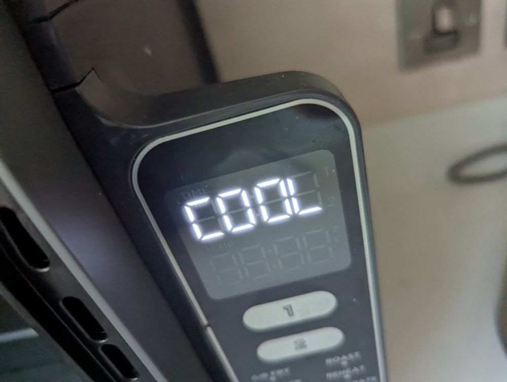 The display on an air fryer. It reads 'cool'.
