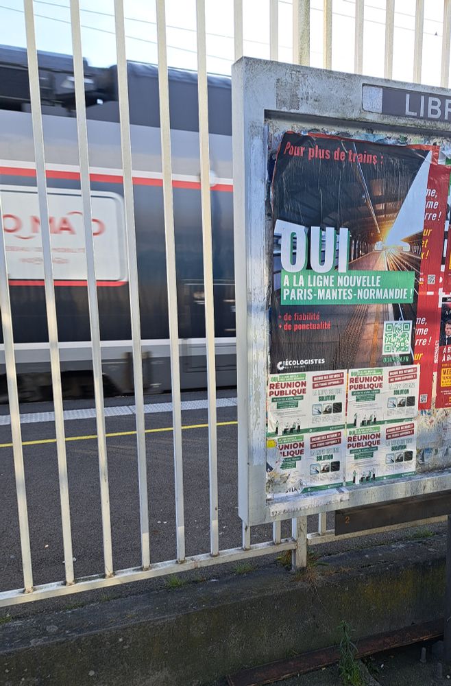 Affiche OuiLNPN devant la gare de Mantes-la-Jolie 