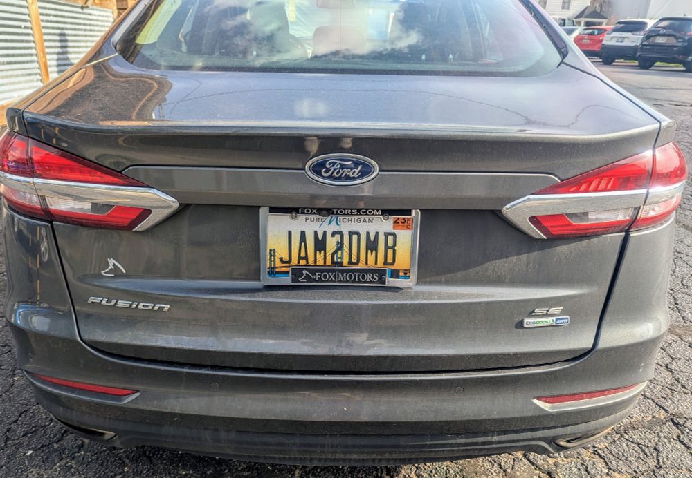 whoever drives this whip likes to jam 2 dave matthews band apparently 