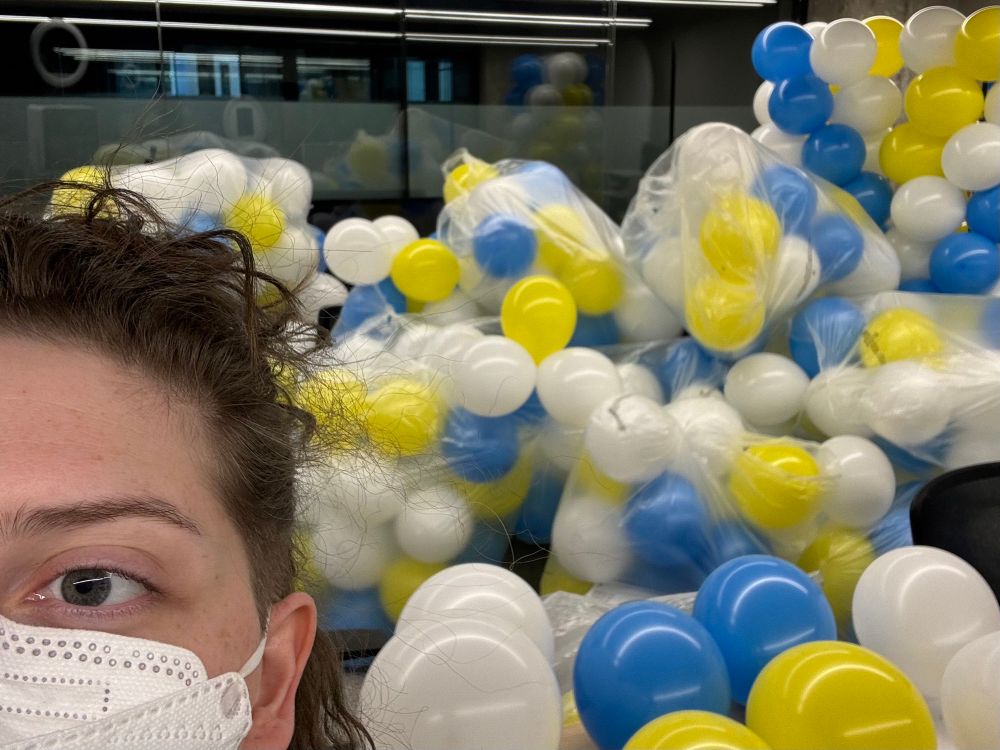 a selfie of me in front of 400 balloons