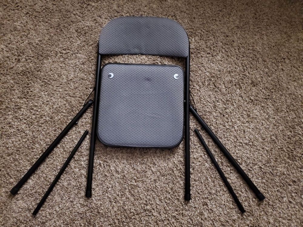 broken chair that looks like the squid npc from the 2009 sandbox simulator & best-selling game in history "minecraft"
