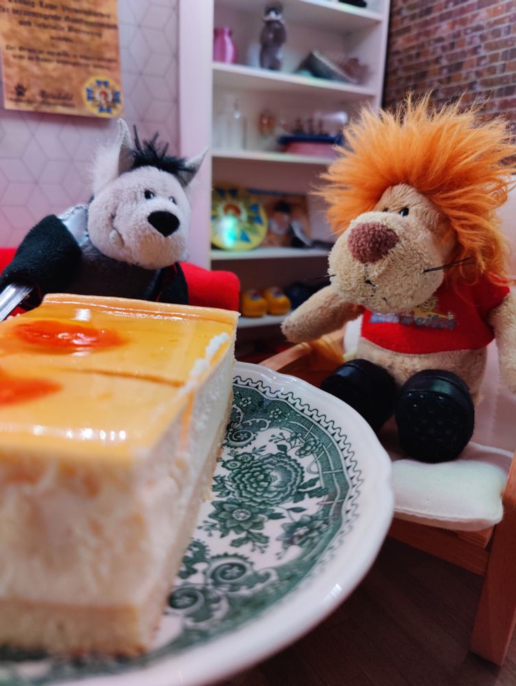 Flederrik und Leo mit einem riesigen Stück Käsekuchen