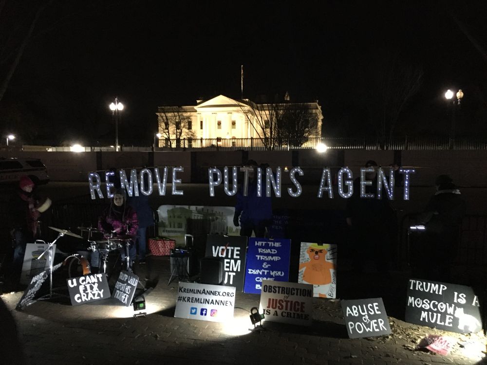 Activists hold sign REMOVE PUTIN’S AGENT at Trump 1.0 White House 