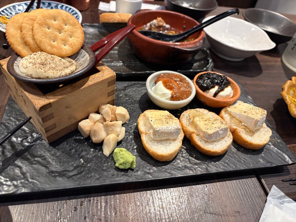 チーズのおつまみが沢山並んでいる