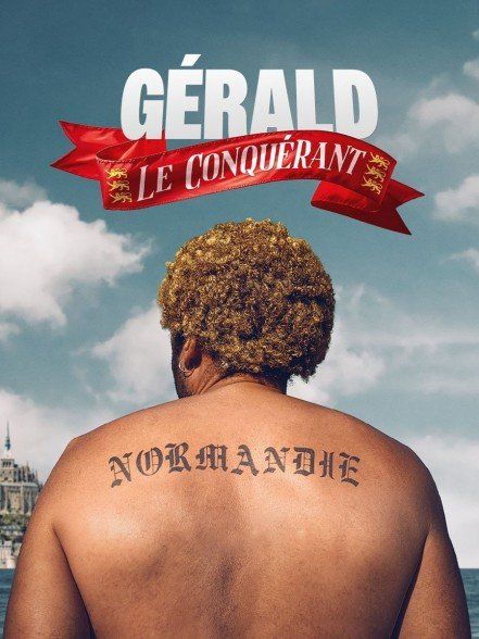 Homme de dos avec cheveux blonds bouclés, tatouage "NORMANDIE" sur le dos. Texte au-dessus : "GÉRALD LE CONQUÉRANT". Fond ciel et mer.