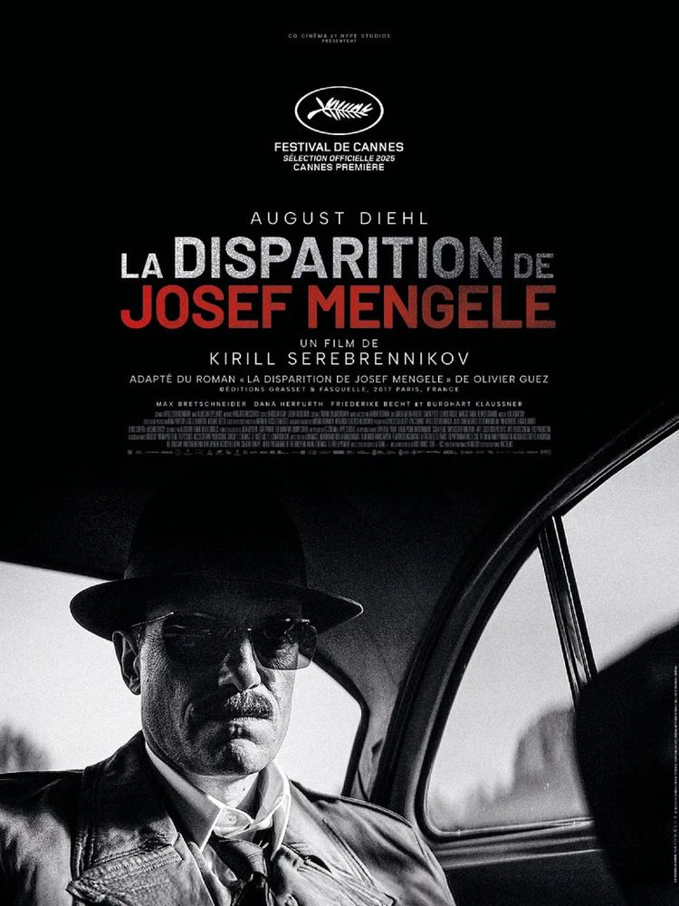Affiche du film "La Disparition de Josef Mengele" avec August Diehl. Homme en costume et chapeau vu à travers une fenêtre de voiture.
