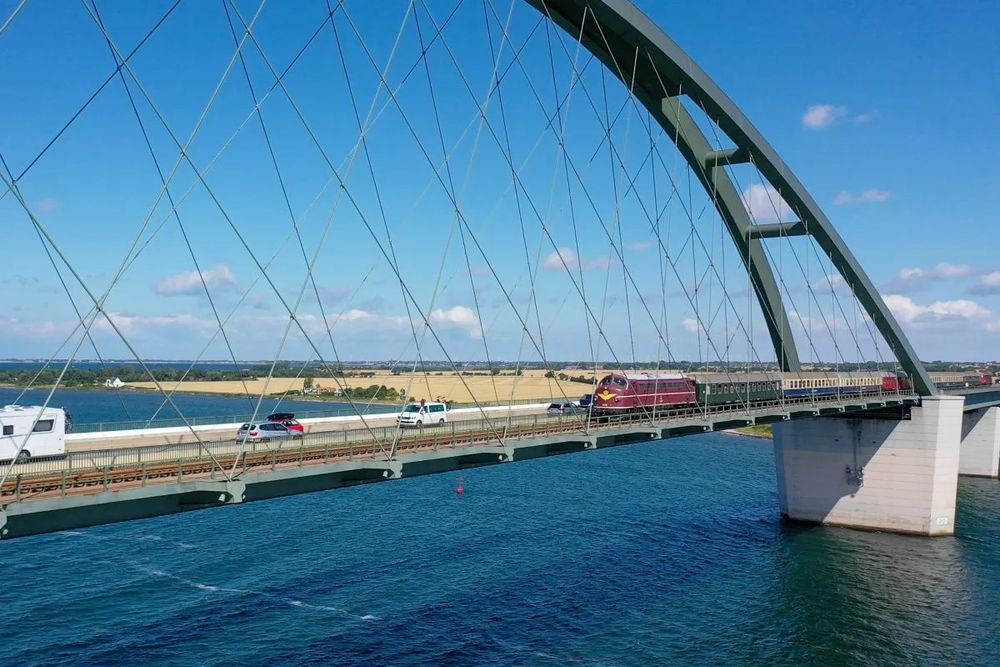 Schöne Hängebrücke mit Straßenverkehr und historischem Zug