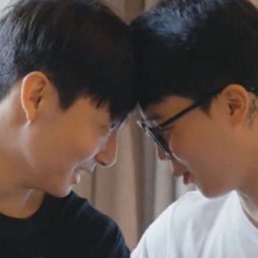 jikook putting their foreheads together 