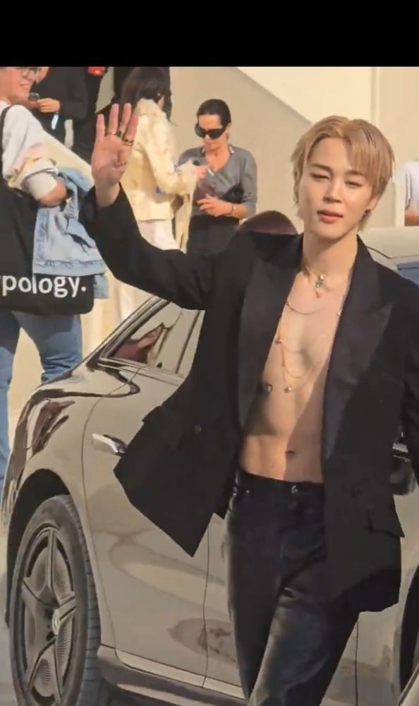 Naked Jimin waving to fans at the fashion show