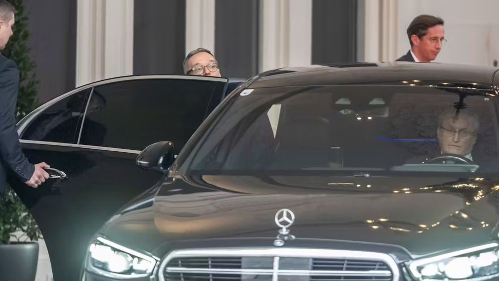 H. Kickl steigt in einen fetten Mercedes.