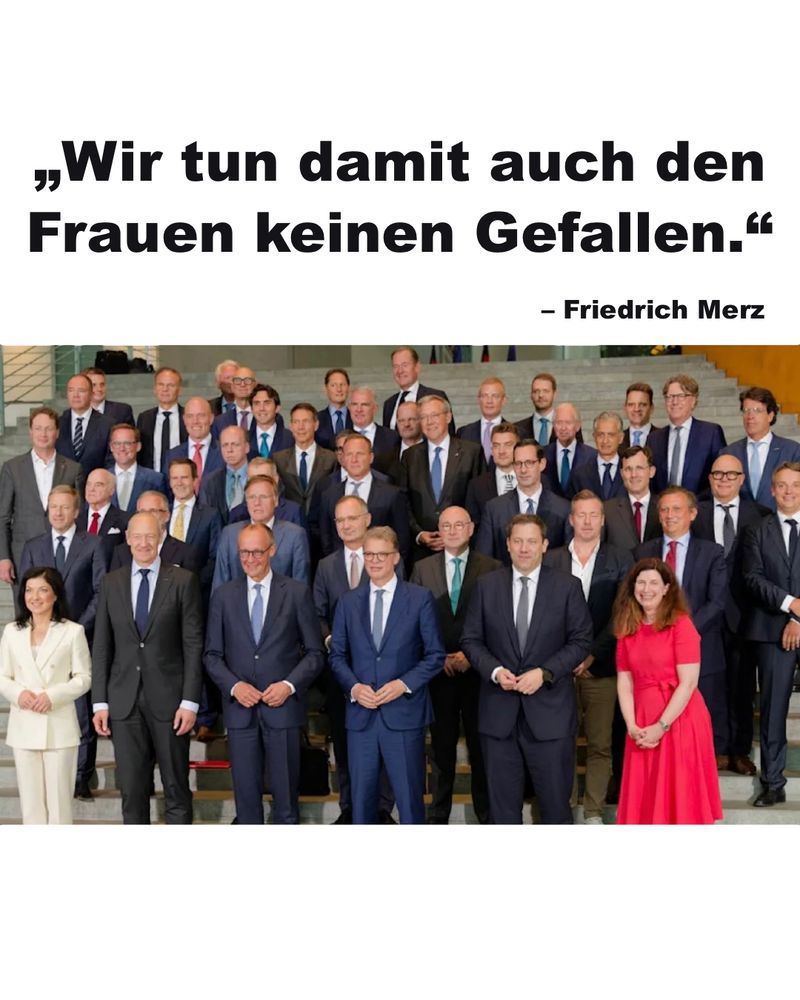 Gruppenfoto vom sog. Investitionsgipfel im Kanzleramt am 21.07.2025. Zu sehen sind fast ausschließlich Männer im Anzug. Darüber das Zitat: „Wir tun damit auch den Frauen keinen Gefallen.“ – Friedrich Merz
