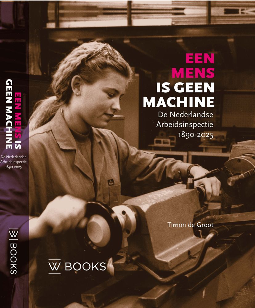 De cover van het boek. Een jonge dame met een paardenstaart en een overall aan staat aan een metaalddraaibank te werken