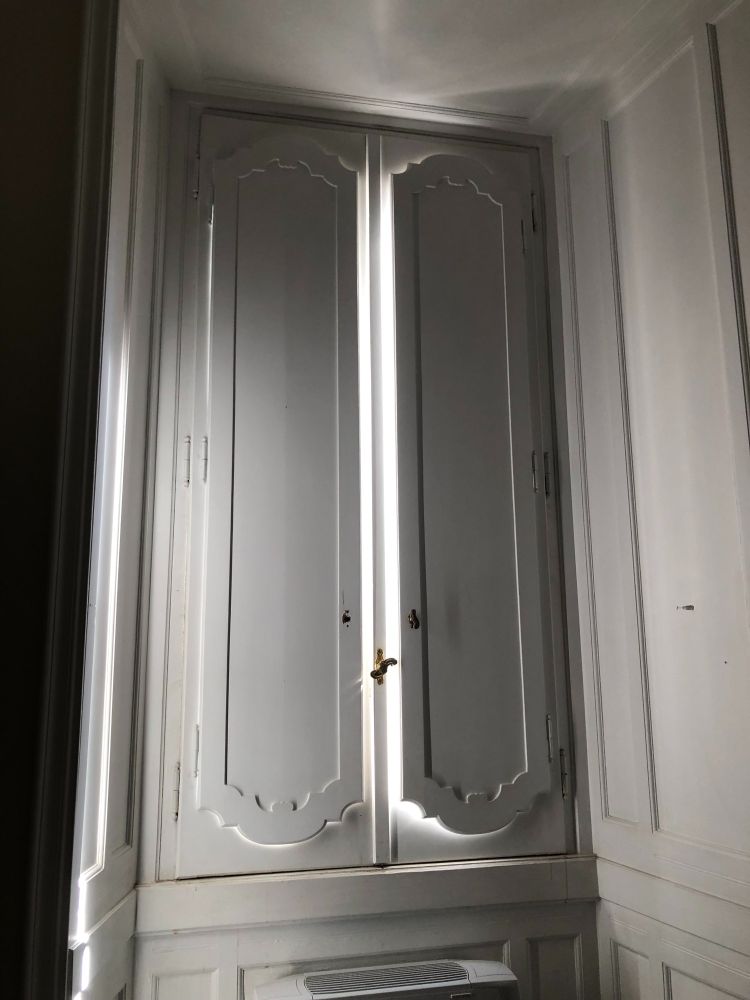 Dichte hoge witgeverfde luiken. 