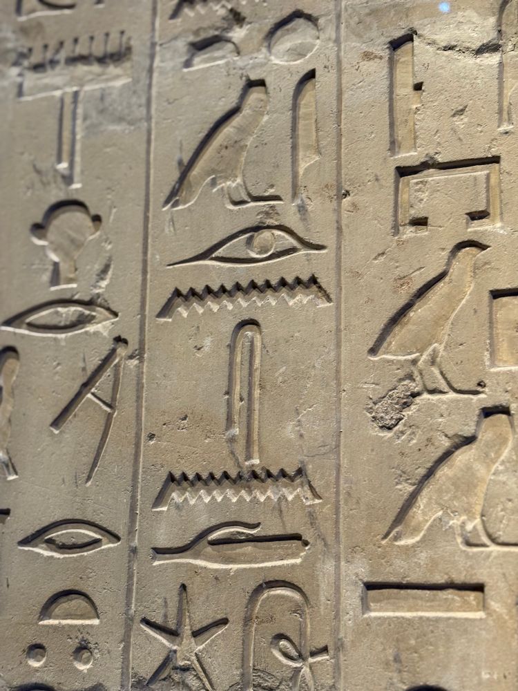 Detail van een wand met hiërogliefenschrift.