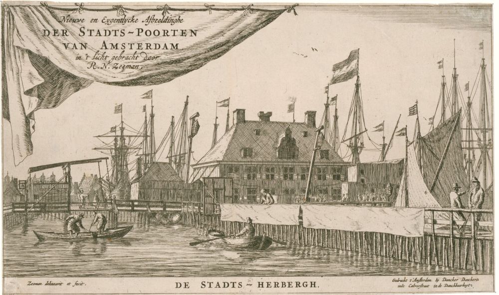 Titelbad van de Nieuwe en Eijgentlijke Afbeeldinghe der Stadts-Poorten van Amsterdam met daarop de Oude Stadsherberg. Dat was een grote houten herberg op palen in IJ. Je ziet ervoor iemand langsroeien en op de achtergrond de masten van de schepen in de haven. Reinier Nooms, 1656-1666. Rijksmuseum, http://hdl.handle.net/10934/RM0001.COLLECT.39951